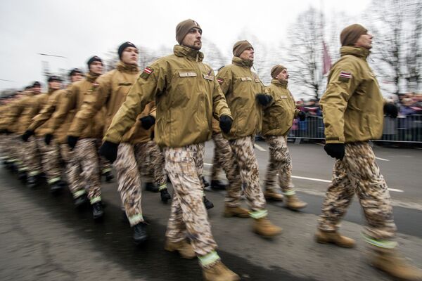 Участники молодежной организации Яунсардзе на параде в Риге в День независимости Латвии - Sputnik Латвия