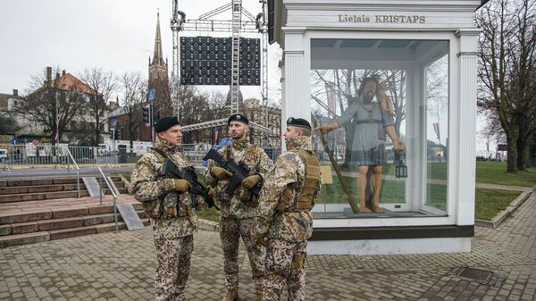 Латвийские солдаты готовятся к параду в Риге в День независимости Латвии - Sputnik Латвия