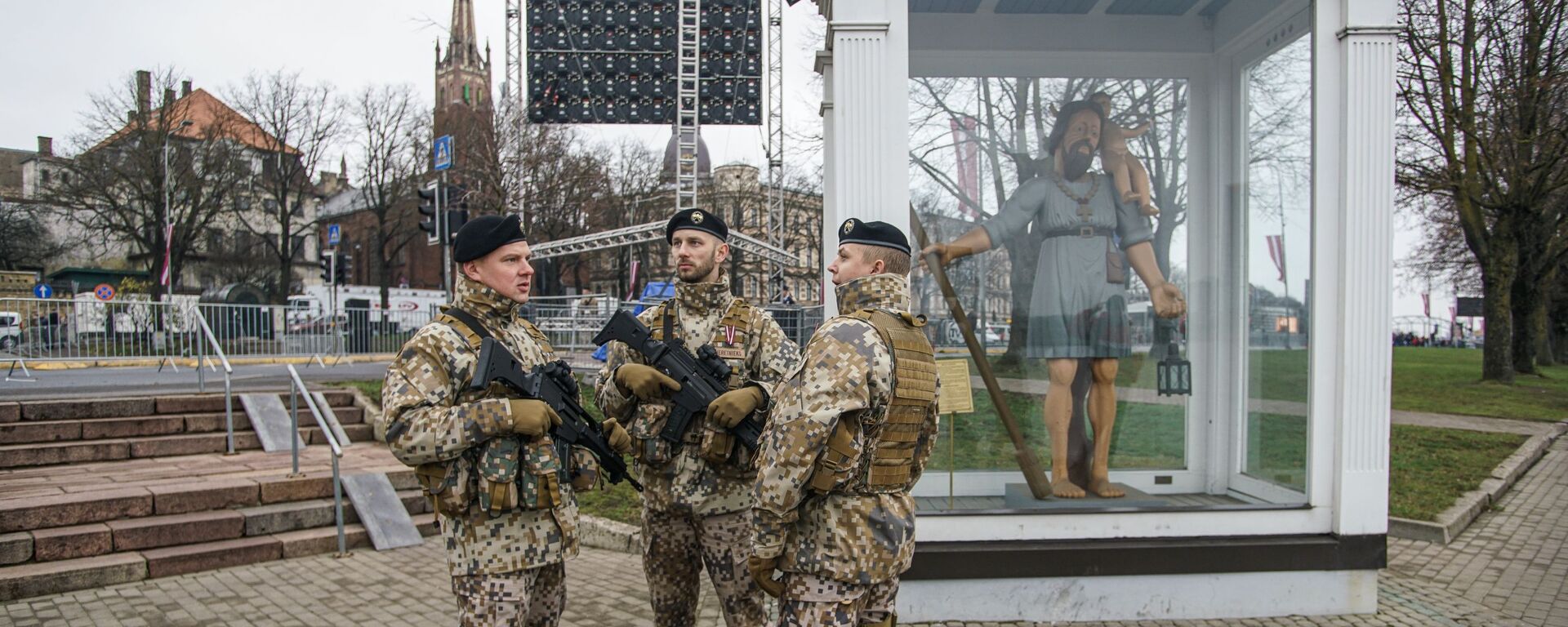 Латвийские солдаты готовятся к параду в Риге в День независимости Латвии - Sputnik Латвия, 1920, 17.01.2025