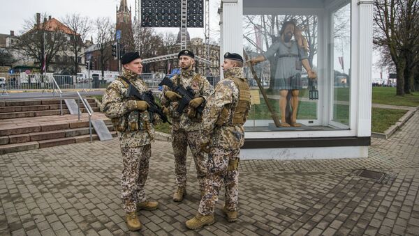 Латвийские солдаты готовятся к параду в Риге в День независимости Латвии - Sputnik Латвия