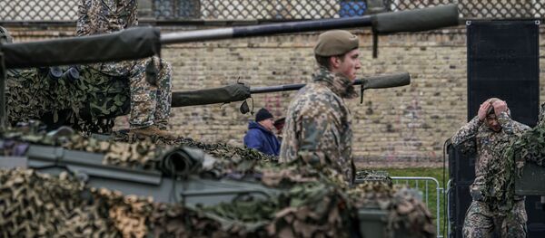 Латвийские солдаты готовятся к параду в Риге в День независимости Латвии Латвийские солдаты готовятся к параду в Риге в День независимости Латвии - Sputnik Latvija