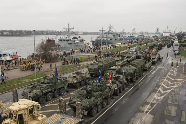 Перед началом парада в День независимости Латвии - Sputnik Латвия