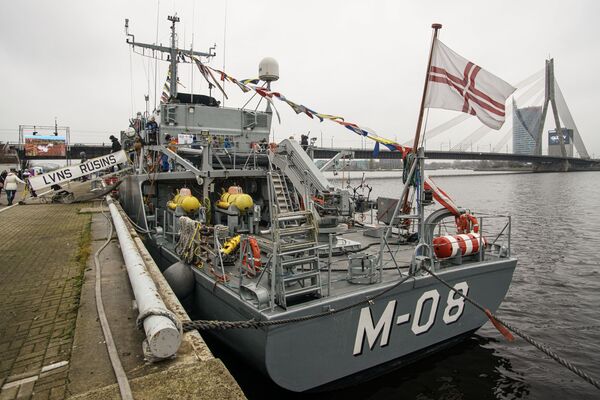 Аэроплан, гарцующие синьоры и много брони: в Риге прошел военный парад - Sputnik Латвия