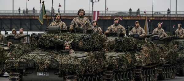 Латвийские БМП CVRT построились для парада в Риге в День независимости Латвии - Sputnik Латвия