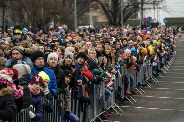 Жители во время военного парада в Риге в День независимости Латвии - Sputnik Латвия