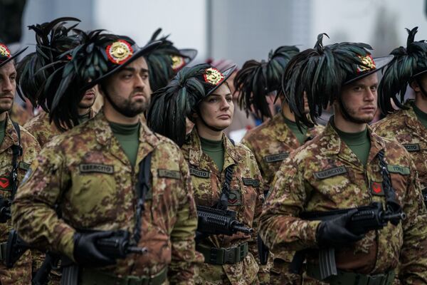 Аэроплан, гарцующие синьоры и много брони: в Риге прошел военный парад - Sputnik Латвия