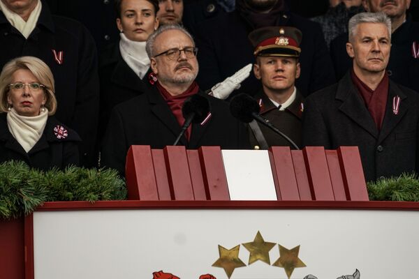 Аэроплан, гарцующие синьоры и много брони: в Риге прошел военный парад - Sputnik Латвия