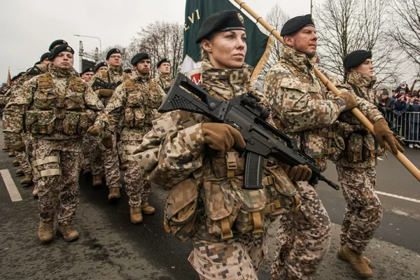 Латвийские солдаты проходят строем во время парада в Риге в День независимости Латвии - Sputnik Латвия