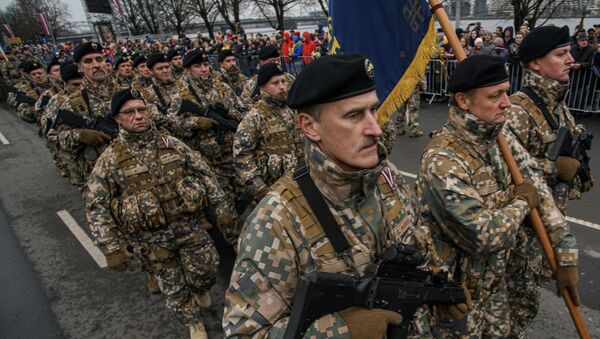 Латвийские солдаты проходят строем во время парада в Риге в День независимости Латвии - Sputnik Латвия
