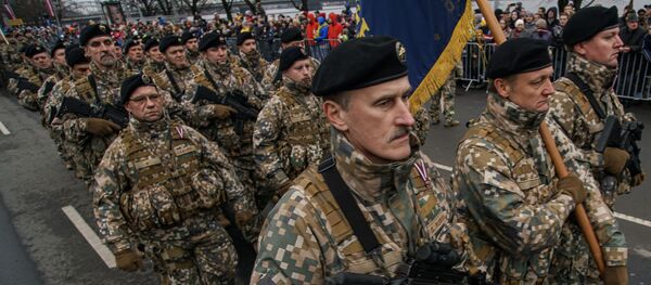 Латвийские солдаты проходят строем во время парада в Риге в День независимости Латвии - Sputnik Латвия
