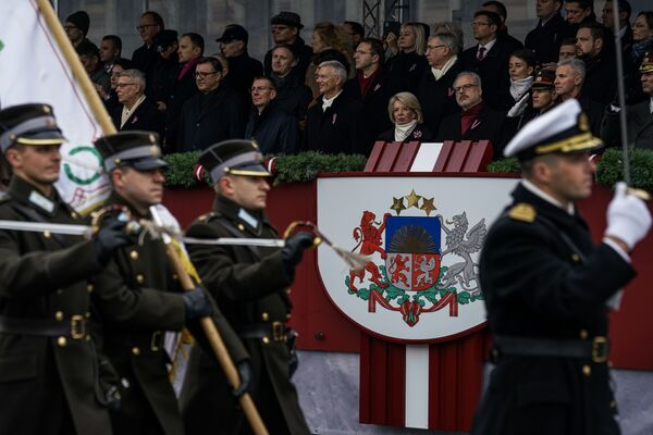 Аэроплан, гарцующие синьоры и много брони: в Риге прошел военный парад - Sputnik Латвия