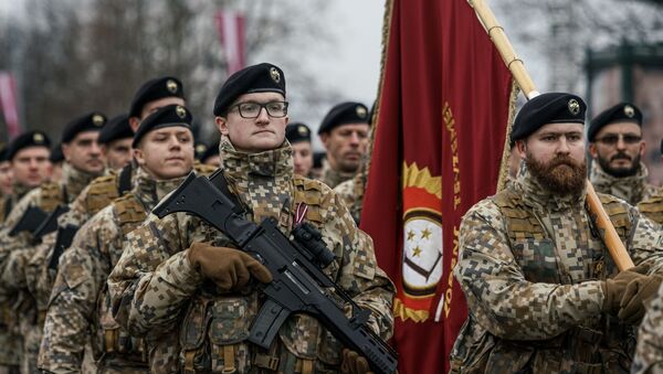 Латвийские солдаты проходят строем во время парада в Риге в День независимости Латвии - Sputnik Latvija