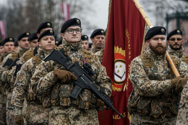 Аэроплан, гарцующие синьоры и много брони: в Риге прошел военный парад - Sputnik Латвия