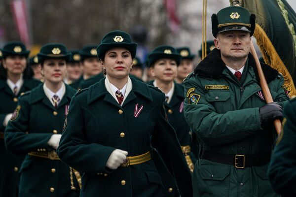 Аэроплан, гарцующие синьоры и много брони: в Риге прошел военный парад - Sputnik Латвия