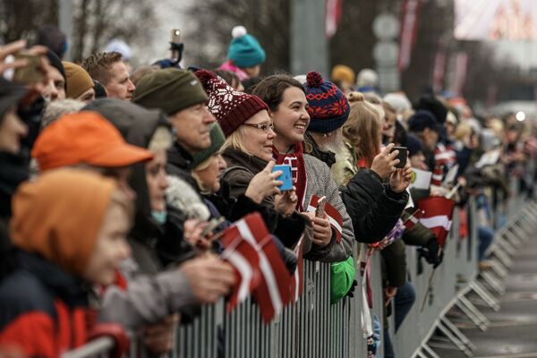 Аэроплан, гарцующие синьоры и много брони: в Риге прошел военный парад - Sputnik Латвия