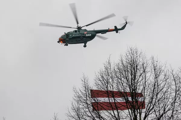 Вертолет Ми-17 во время парада в Риге в День независимости Латвии - Sputnik Латвия