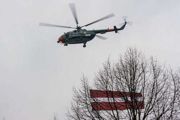Вертолет Ми-17 во время парада в Риге в День независимости Латвии - Sputnik Латвия