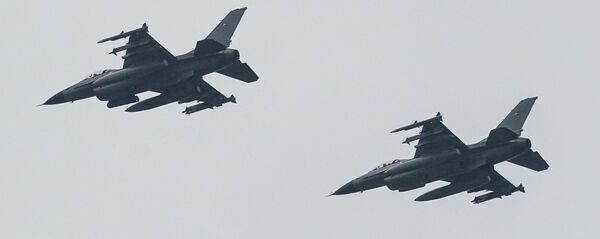 Истребители F-16 Дании во время военного парада в Риге в День независимости Латвии Истребители F-16 Дании во время военного парада в Риге в День независимости Латвии - Sputnik Latvija