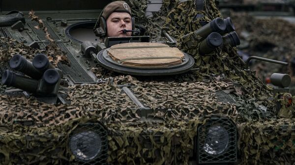 Механик-водитель латвийской БМП CVRT во время военного парада в Риге в День независимости Латвии - Sputnik Латвия