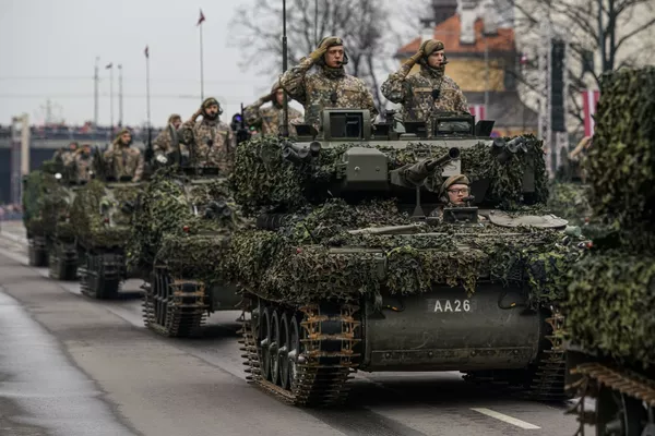 Латвийские БМП CVRT во время военного парада в Риге в День независимости Латвии - Sputnik Латвия