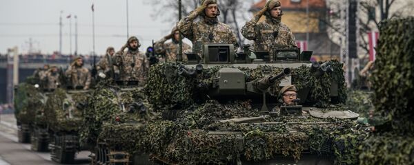 Латвийские БМП CVRT во время военного парада в Риге в День независимости Латвии Латвийские БМП CVRT во время военного парада в Риге в День независимости Латвии - Sputnik Latvija