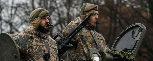 Экипаж латвийской БМП CVRT во время военного парада в Риге в День независимости Латвии Экипаж латвийской БМП CVRT во время военного парада в Риге в День независимости Латвии - Sputnik Latvija