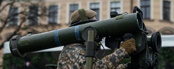 Латвийский военный с противотанковой ракетной системой Spike Латвийский военный с противотанковой ракетной системой Spike - Sputnik Латвия