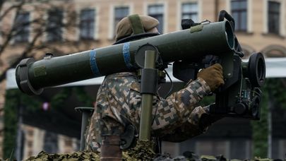 Латвийский военный с противотанковой ракетной системой Spike