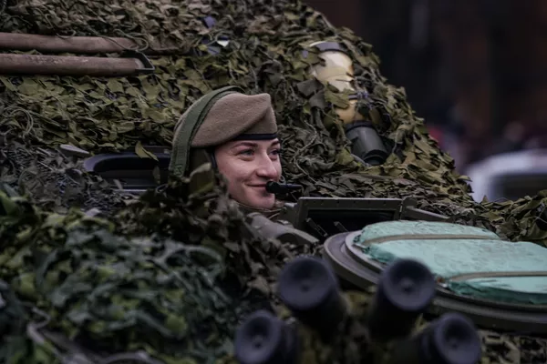 Женщина механик-водитель латвийской БМП CVRT во время военного парада в Риге в День независимости Латвии - Sputnik Латвия