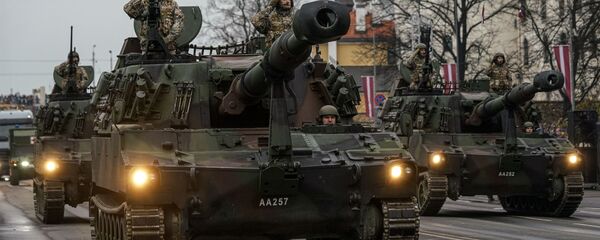 Латвийские самоходные гаубицы М109 на параде в Риге в День независимости Латвии - Sputnik Латвия