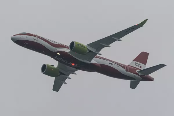 Самолет Airbus A220-300 авиакомпании Air Baltic во время парада в Риге в День независимости Латвии - Sputnik Латвия