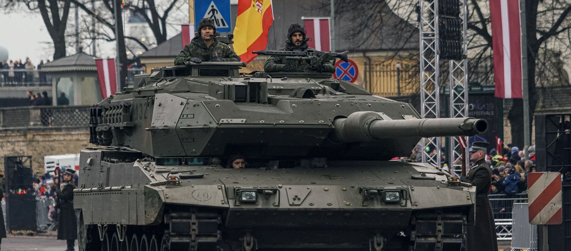 Испанский основной танк Leopard 2E на параде в Риге в День независимости Латвии - Sputnik Latvija, 1920, 16.03.2021