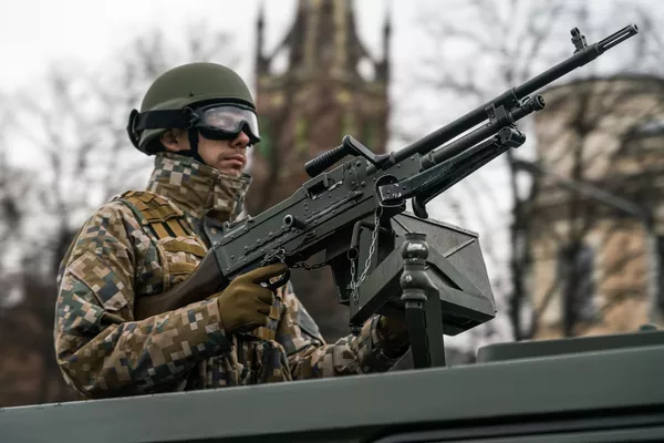 Латвийский военный за пулеметной установкой на параде в Риге в День независимости Латвии - Sputnik Латвия