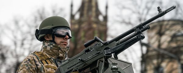 Латвийский военный за пулеметной установкой на параде в Риге в День независимости Латвии Латвийский военный за пулеметной установкой на параде в Риге в День независимости Латвии - Sputnik Latvija