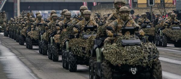 Латвийские военнослужащие на багги на параде в Риге в День независимости Латвии Латвийские военнослужащие на багги на параде в Риге в День независимости Латвии - Sputnik Latvija