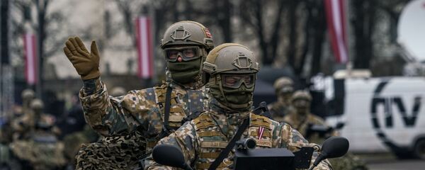 Латвийские военнослужащие на багги на параде в Риге в День независимости Латвии Латвийские военнослужащие на багги на параде в Риге в День независимости Латвии - Sputnik Latvija