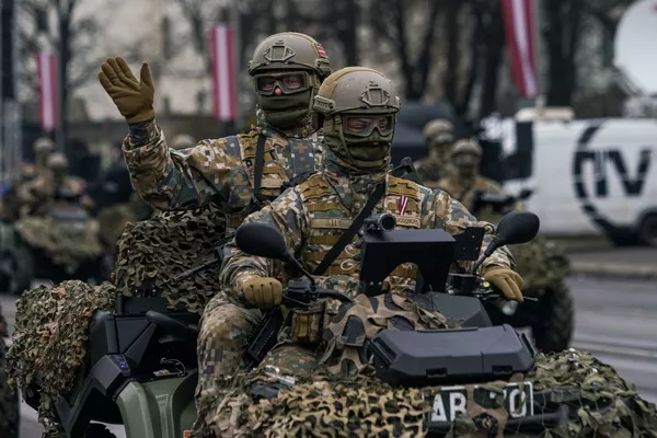 Латвийские военнослужащие на багги на параде в Риге в День независимости Латвии - Sputnik Латвия