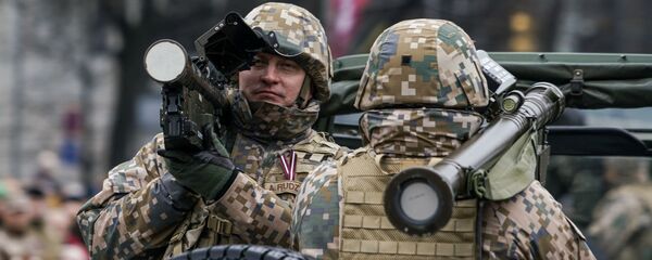 Латвийский военный c переносным зенитным комплексом Stinger на параде в Риге в День независимости Латвии Латвийский военный c переносным зенитным комплексом Stinger на параде в Риге в День независимости Латвии - Sputnik Latvija