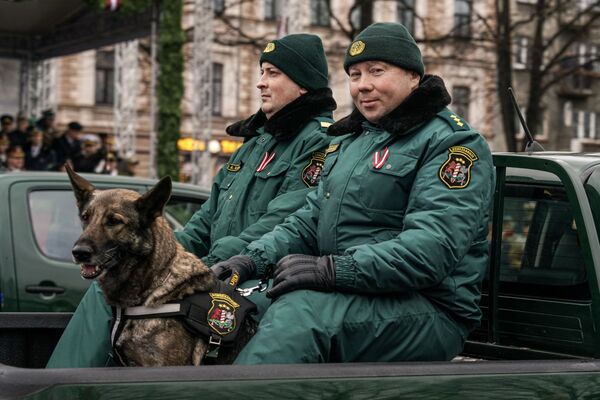 Латвийские пограничники с собакой на параде в Риге в День независимости Латвии - Sputnik Латвия