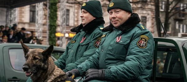 Латвийские пограничники с собакой на параде в Риге в День независимости Латвии - Sputnik Латвия