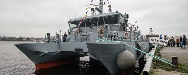 Патрульный катер P-09 Rezekne Береговой охраны Латвийских ВМС в Рижском пассажирском порту в День независимости Латвии - Sputnik Латвия