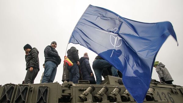 Рижане осматривают военную технику НАТО во время парада Риге в День независимости Латвии - Sputnik Латвия