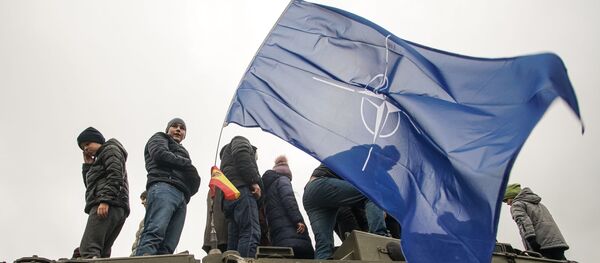 Рижане осматривают военную технику НАТО во время парада Риге в День независимости Латвии - Sputnik Latvija