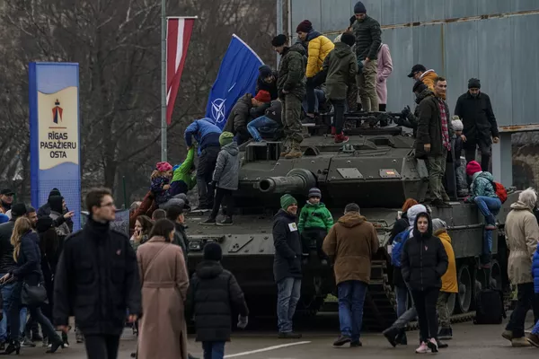 Жители рассматривают испанский основной танк Leopard 2E во время военного парада в Риге в День независимости Латвии - Sputnik Латвия