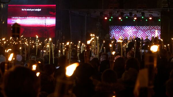 Участники факельного шествия в честь Дня независимости Латвии - Sputnik Латвия