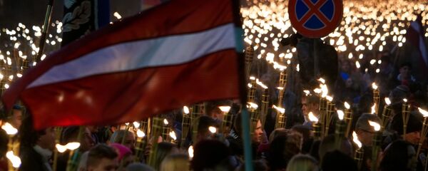 Участники факельного шествия в честь Дня независимости Латвии Участники факельного шествия в честь Дня независимости Латвии - Sputnik Latvija