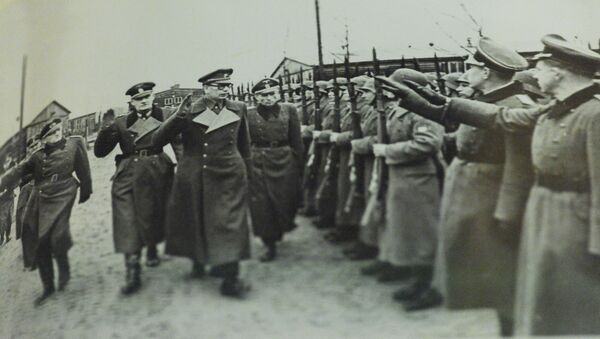 Генерал Андрей Власов вместе с немецкими офицерами принимает парад частей РОА - Sputnik Latvija