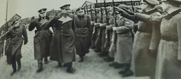 Генерал Андрей Власов вместе с немецкими офицерами принимает парад частей РОА - Sputnik Latvija