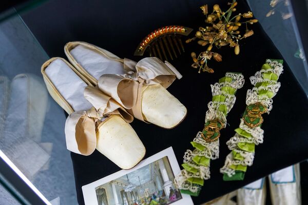 Дама в кринолине: самая экстремальная мода викторианской эпохи в Музее моды Риги - Sputnik Латвия