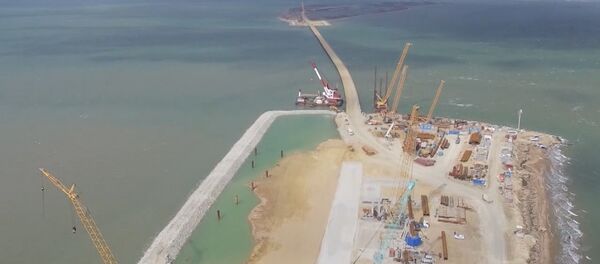 Возведена первая опора Керченского моста. Кадры с места строительства - Sputnik Латвия
